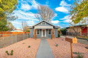 Serene Town Escape – Cozy Cottage Near Downtown