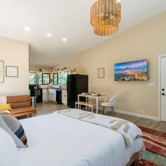 Cactus Casita: Prime Location, Walk to Trails