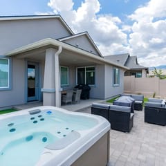 Stylish Revival Retreat - Hot tub & Fire pit