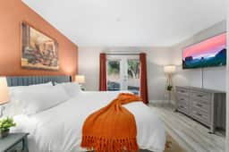 2BR Sedona Escape with Workspace & Pool Access