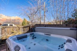 2BR Serene Red Rock Retreat - Hot Tub & Nice Views