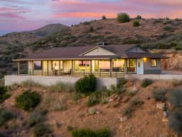 Top of the Mountain Home w/ Hot Tub, Gym & Sauna!