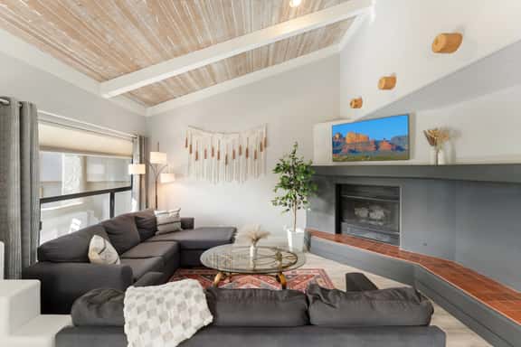 2BR Sedona Escape with Workspace & Pool Access - Image 1