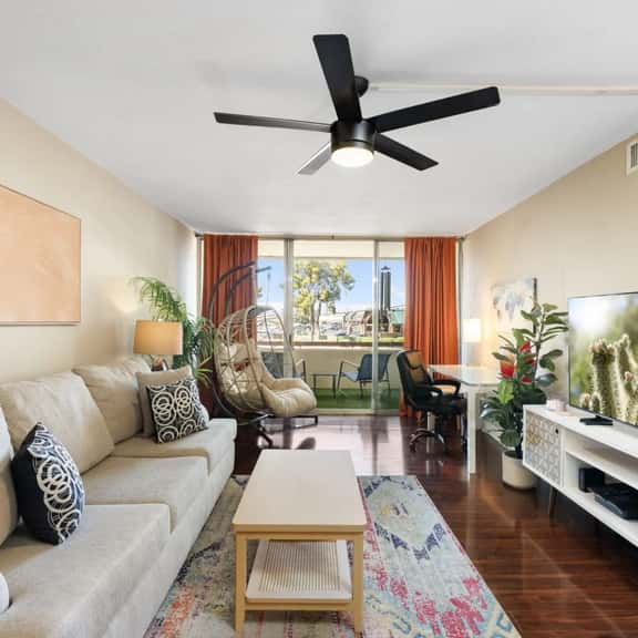 1BR Prime Old Town Condo | King Bed + Resort Amenities - Image 1
