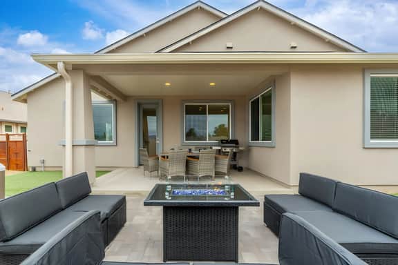 Stylish Revival Retreat - Hot tub & Fire pit