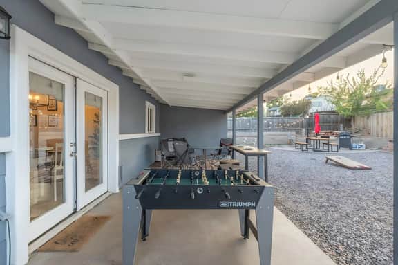 Game-Filled Haven: Spacious Cottonwood Retreat
