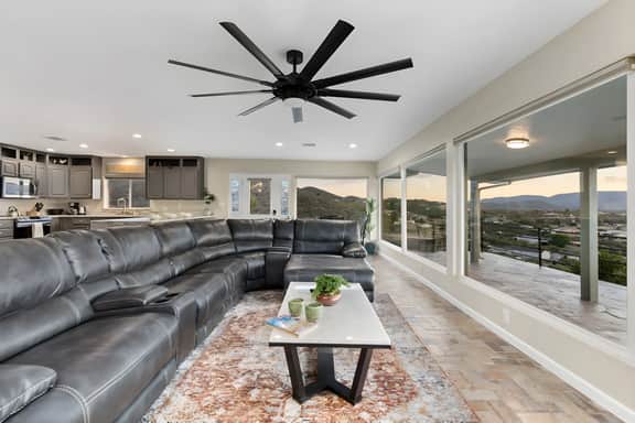 Top of the Mountain Home w/ Hot Tub, Gym & Sauna!