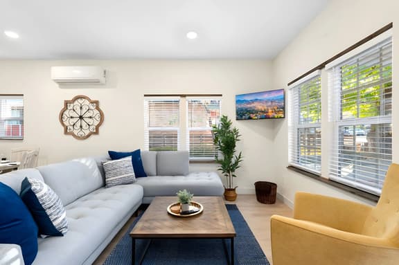 Serene Town Escape – Cozy Cottage Near Downtown