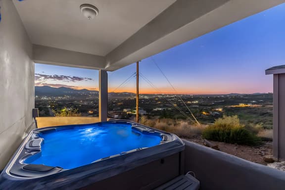 Top of the Mountain Home w/ Hot Tub, Gym & Sauna!
